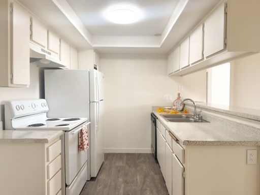Spacious 2 Bed / 2 Bath Upstairs Apartment with Garage & In-Unit Laundry – photo 1