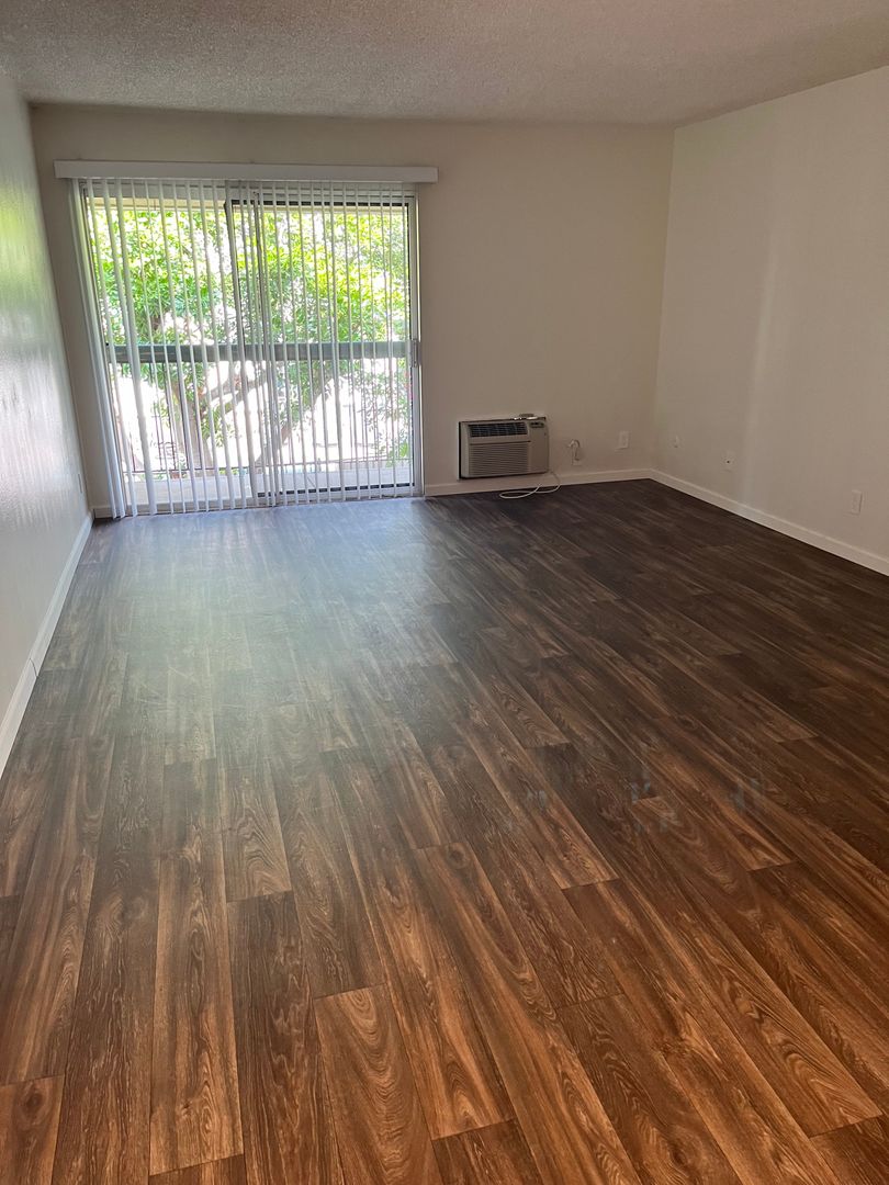 La Mesa Apartment: 5555 Lake Murray Blvd.