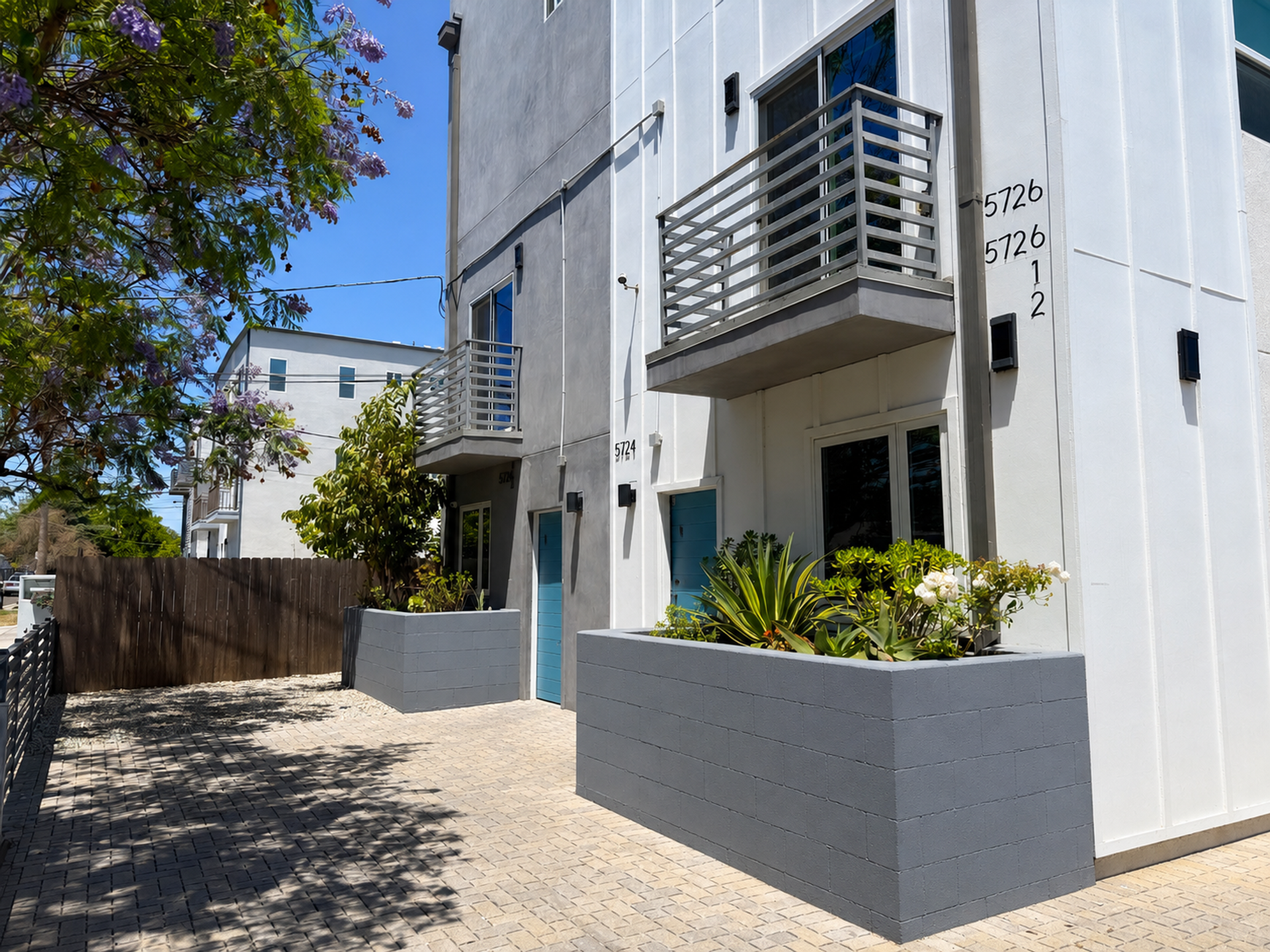 North Hollywood Apartment: 5726 Case Ave