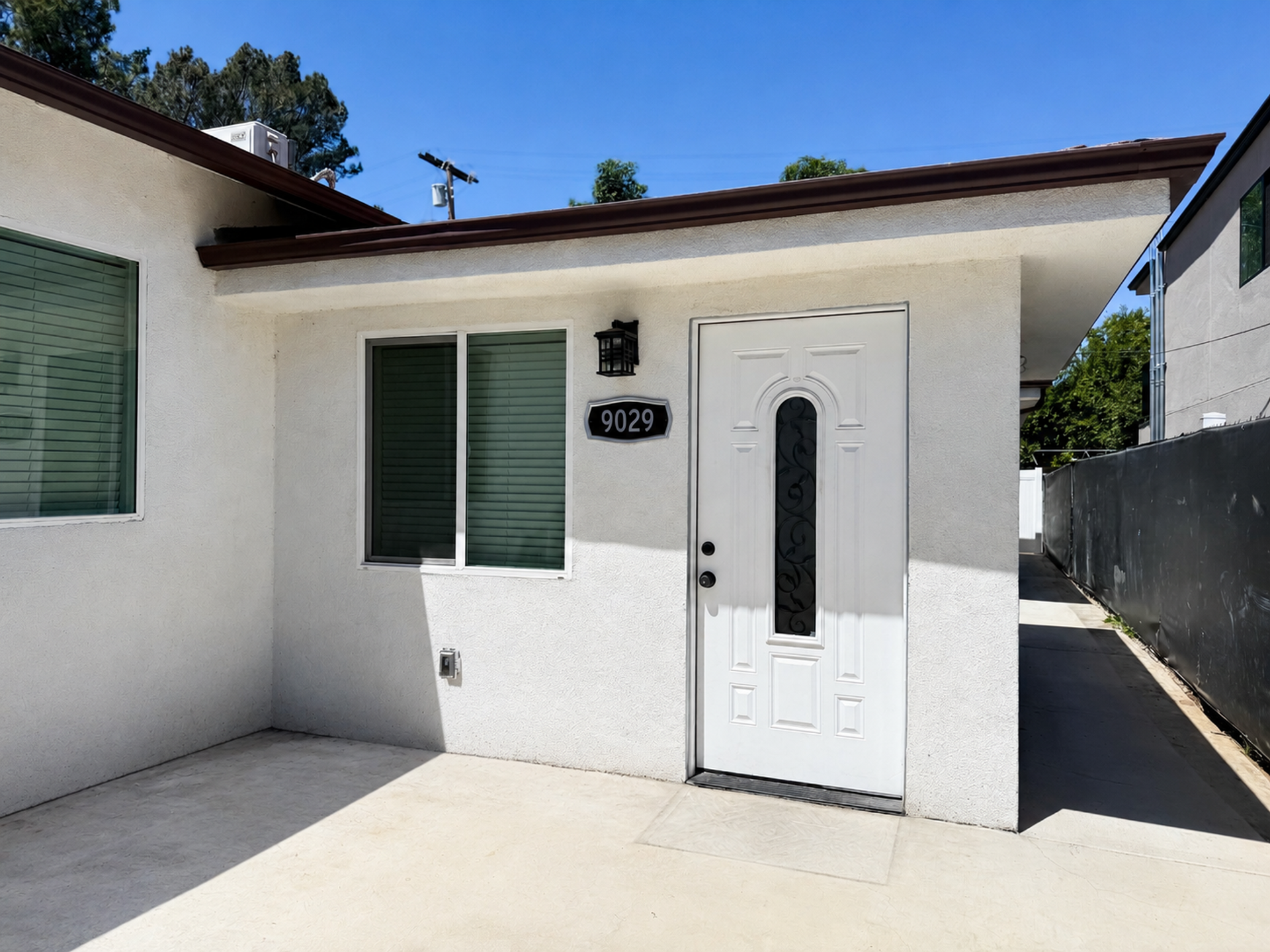 Northridge Apartment: 9027 Lindley Ave