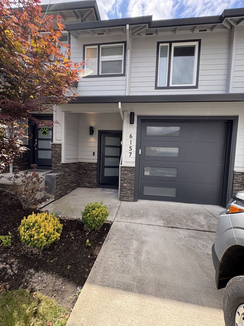 Salem House: 6157 Blue River Dr SE