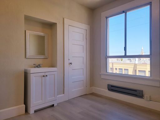 Newly Renovated Top Floor Room w/ views in the Heart of the City! – photo 1