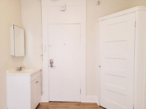 Modern Urban Room in a Walker's and Commuter's Paradise! – photo 1