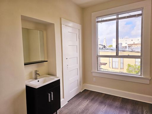 Newly Renovated Top Floor Room in the Heart of the City! – photo 1