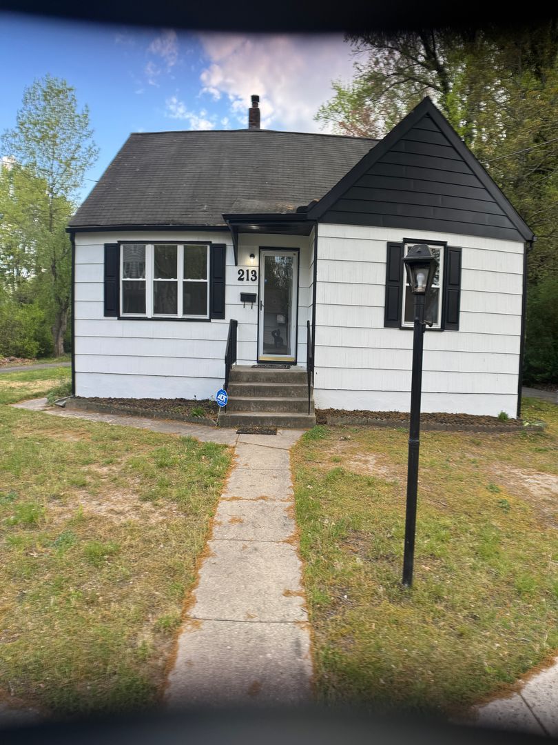 Woodbury House: 213 Emerson St,