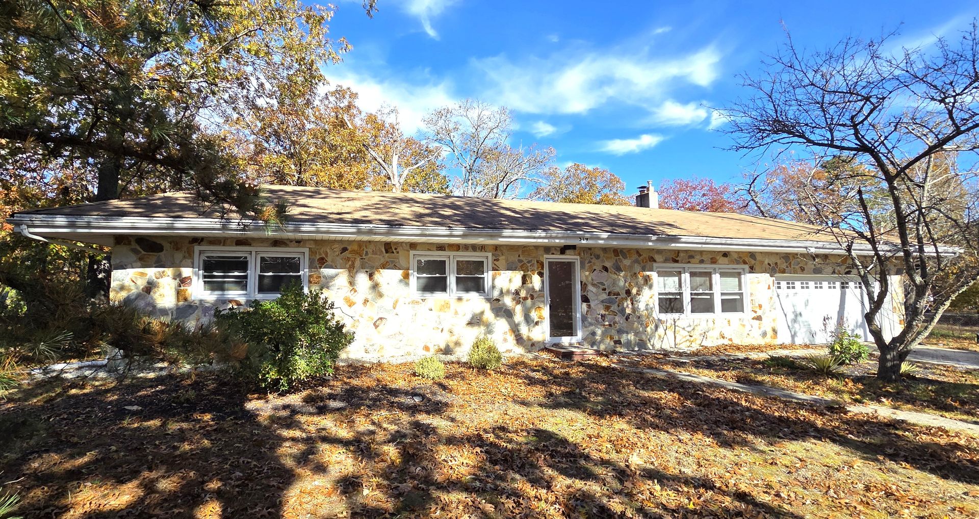 Updated 3 Bedroom with Den/Office Home for Rent Near Beautiful Lakes