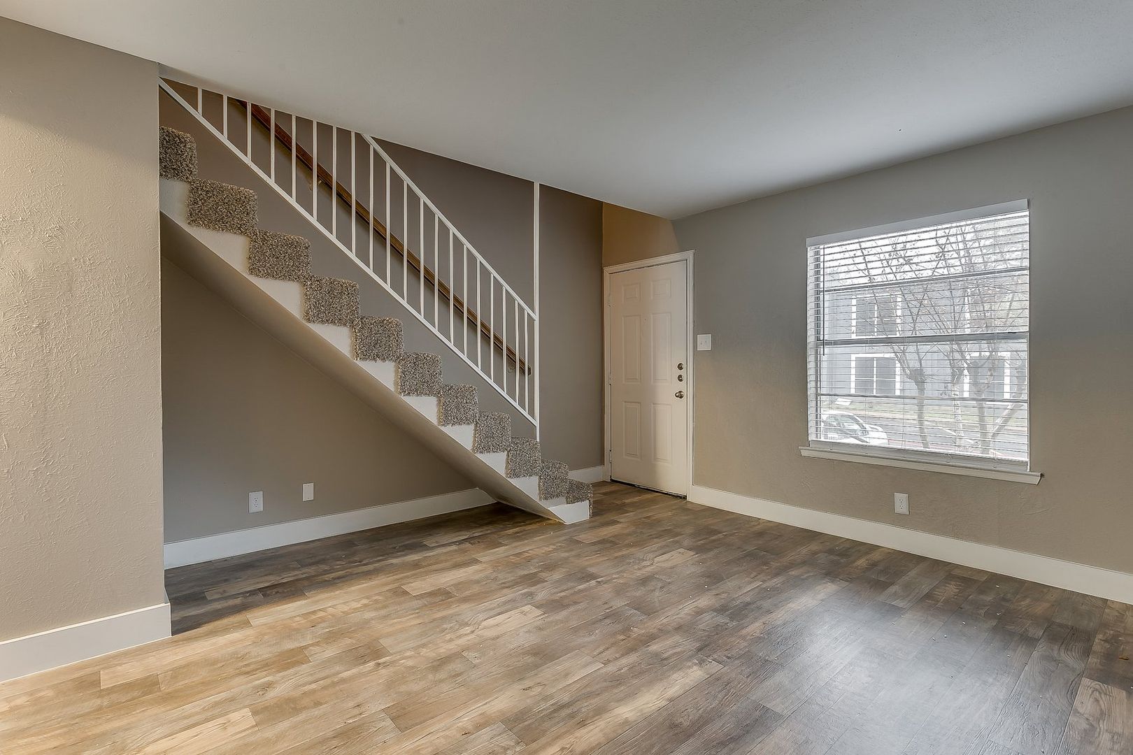 DENTON Townhome: 501 Londonderry Ln