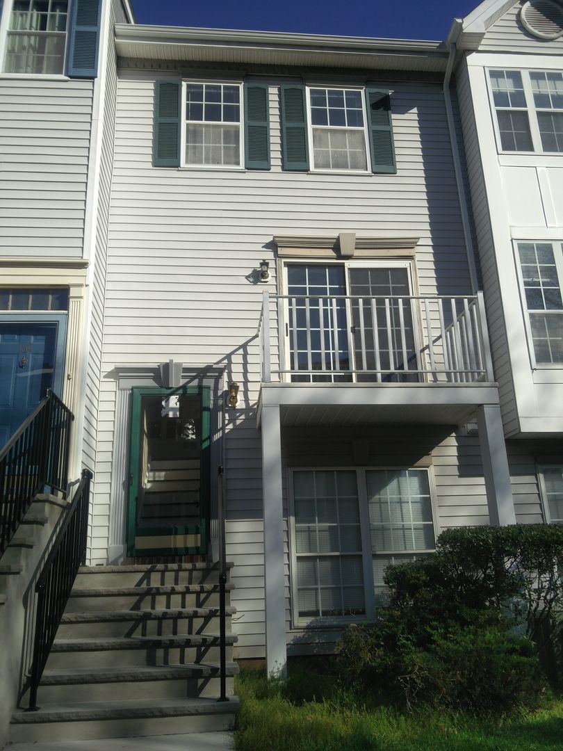 Franklin Park Townhome: 166 Sapphire ln