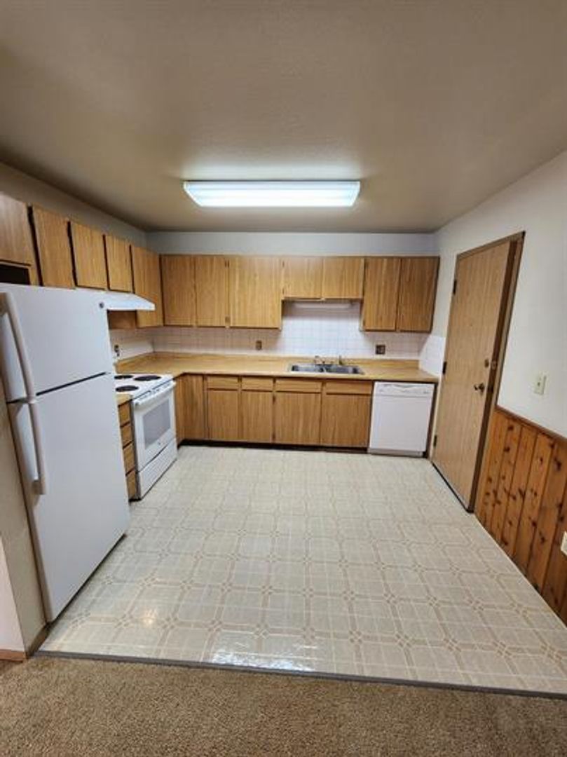 BEAVER LAKE APARTMENTS 7 of 14