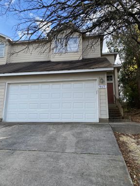 Two Story 3 Bed 3.5 Bath Duplex with Garage – photo 1