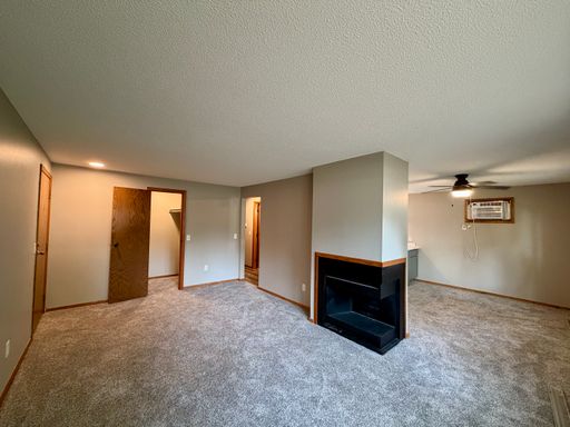 Spacious 2 Bedroom Apartment with Free Garage! – photo 1