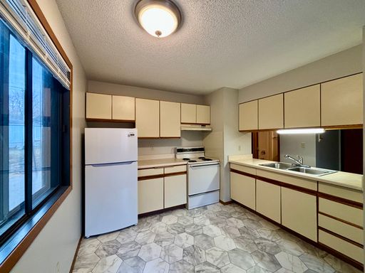 Spacious 1 Bedroom with Walk in Closet! – photo 1