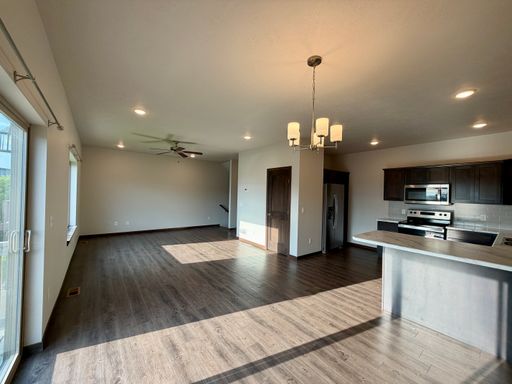 Gorgeous 4 Bedroom 3.5 Bathroom Townhome! – photo 1