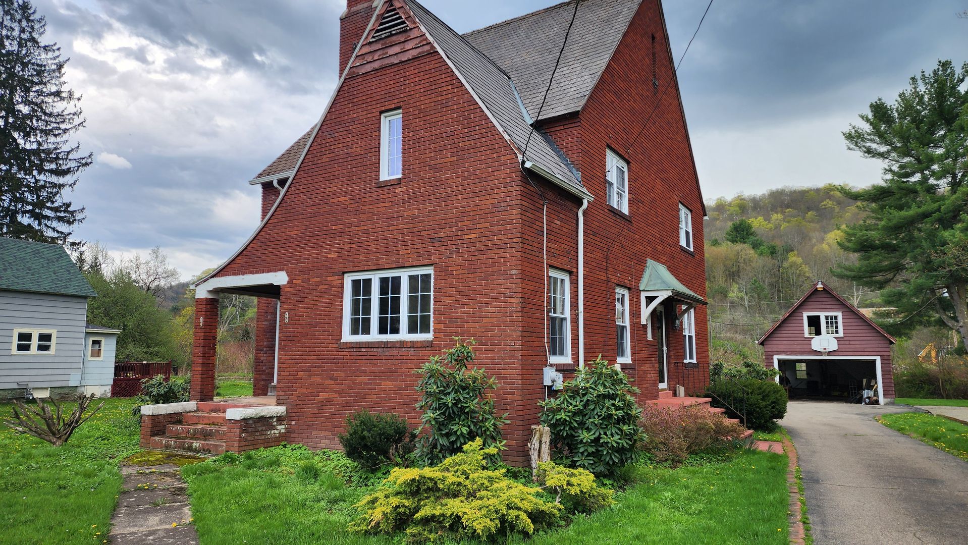 Four Bedroom Single Family home in Derreck City; Large Yard, Garage, and Rear Deck! 