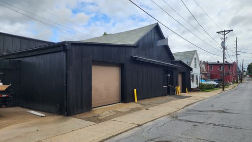 PRICE REDUCED! BUSINESS OPPORTUNITY! Commercial Unit; Industrial or Manufacturing. 400 AMP Electric With Three Phase Panels. Over 5851 Square Feet!