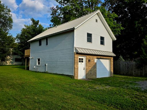 Excellent Updated One-Bedroom Apartment in West Valley – Private Deck and Laundry!