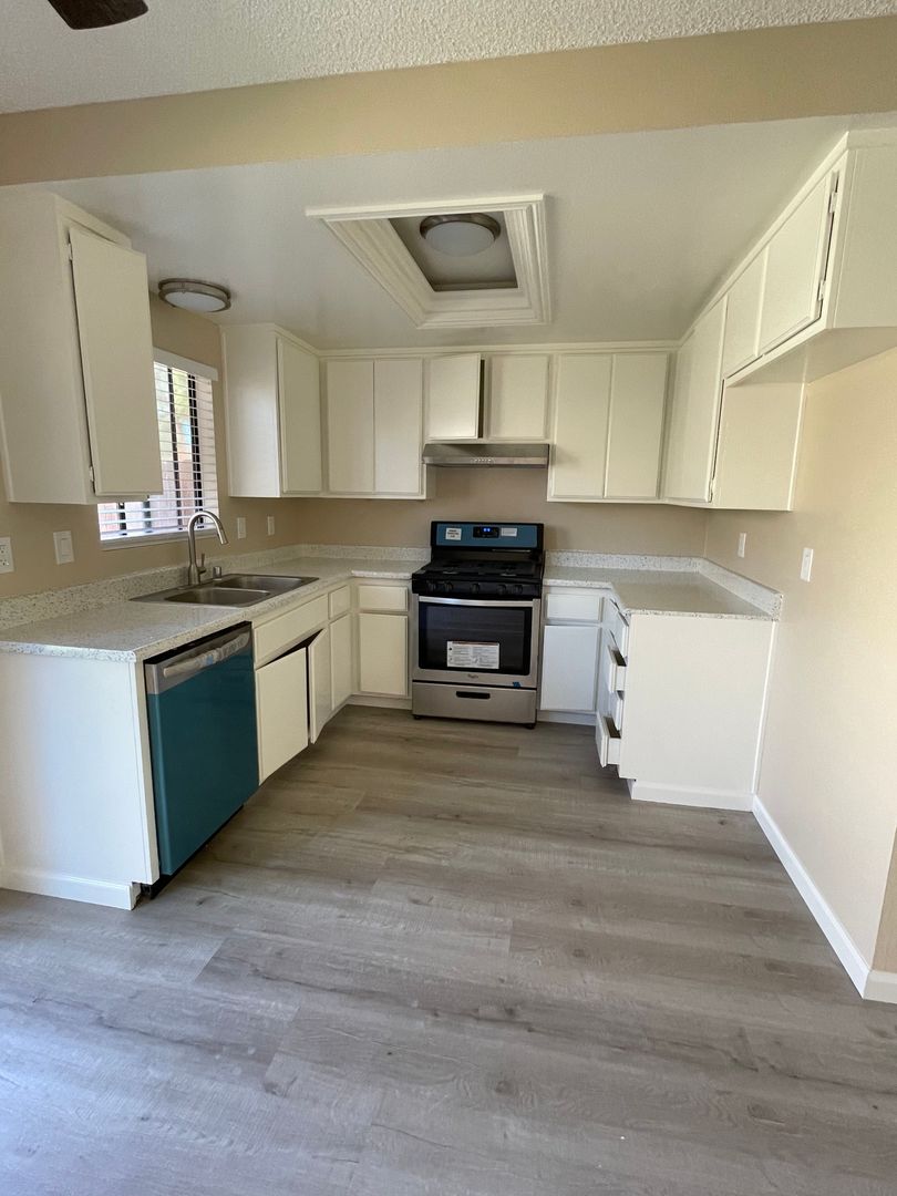 Riverside Apartment: 4532 Jones Ave