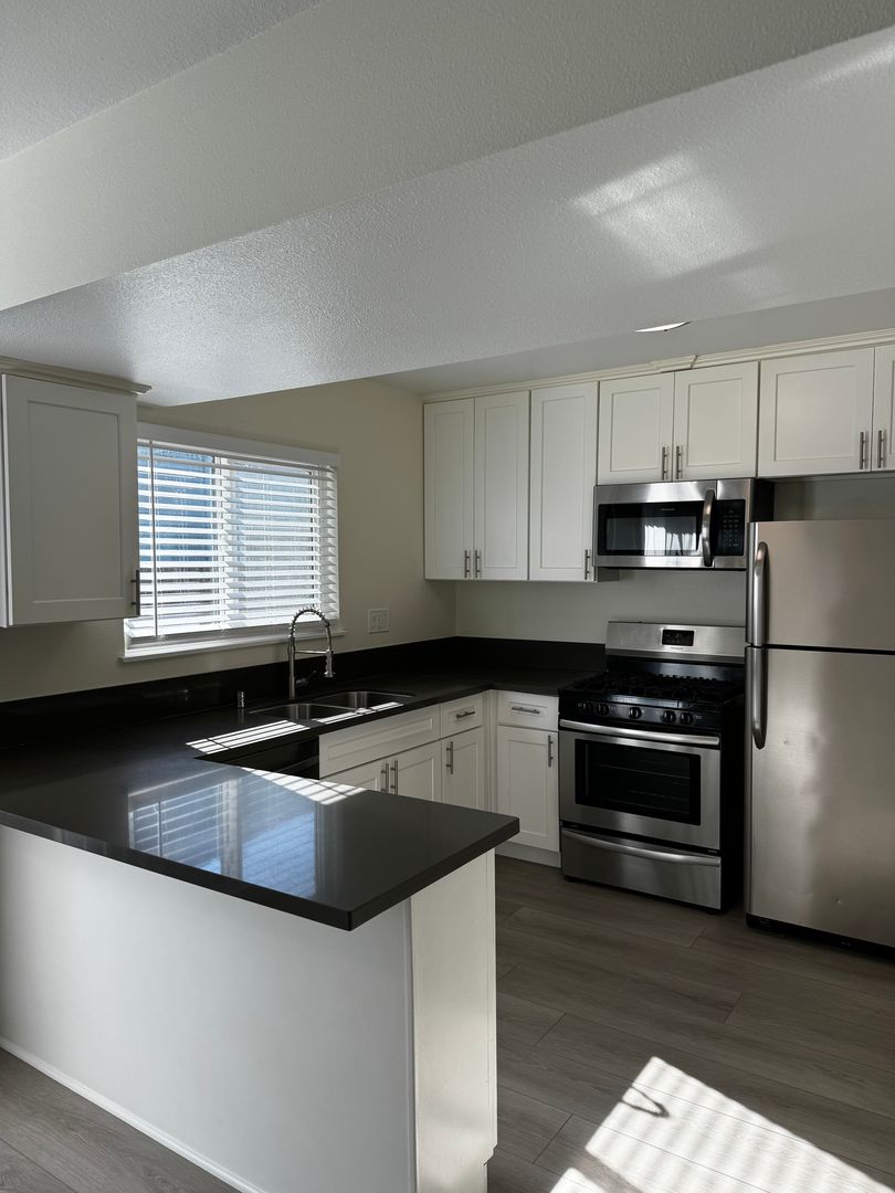 Whittier Apartment: 6330 Newlin Ave.