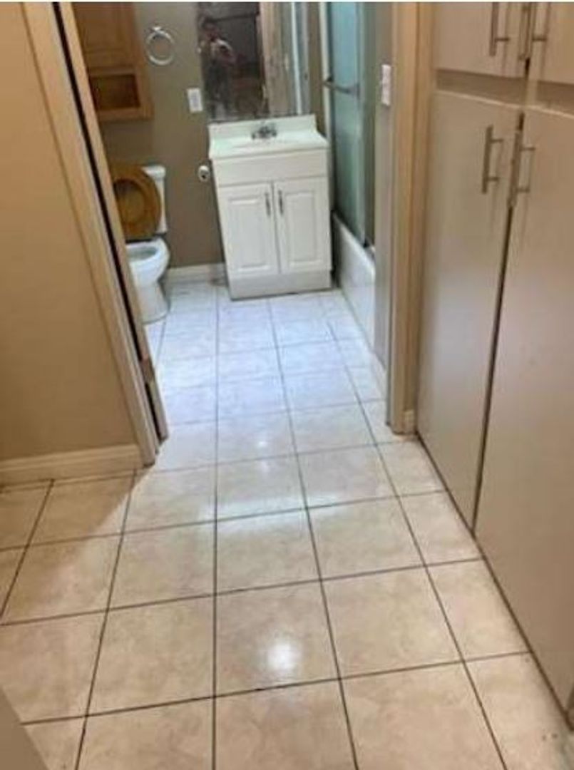 Los Angeles Apartment: 1618 Schrader Boulevard