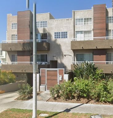 A two-bedrooms, two-bathroom apartment with two parking spaces at 549 S. Wilton Place., Los Angeles – photo 1