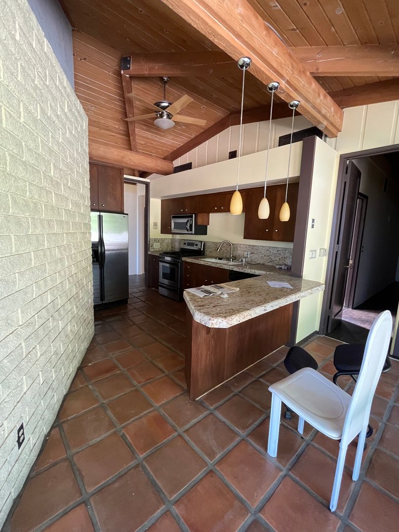 LA Canada House: 5388 Vista Lejana LN