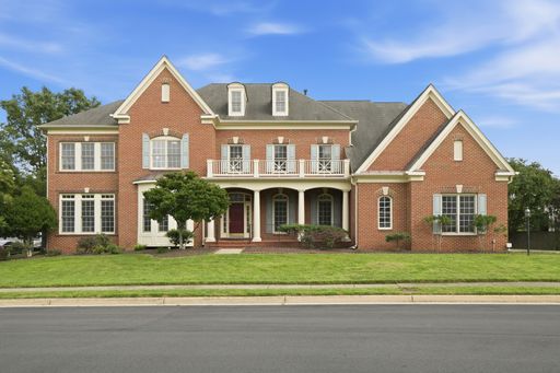 This impressive home combines elegance, comfort, and everyday convenience. – photo 1