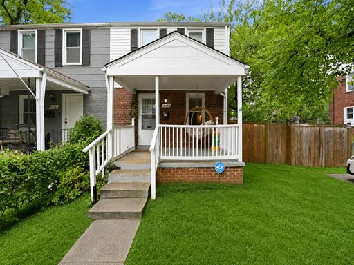 Welcome to 5935 Williamsburg Road, a beautifully updated three-level duplex in the highly sought-after Jefferson Manor community of Alexandria. – photo 1