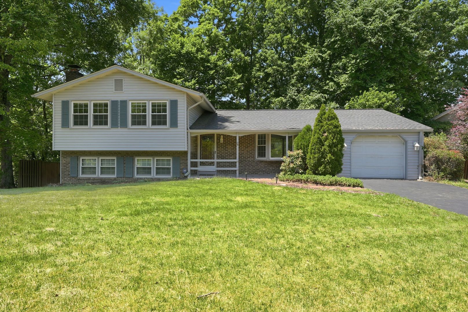 Springfield House: 8609 Woodview Drive