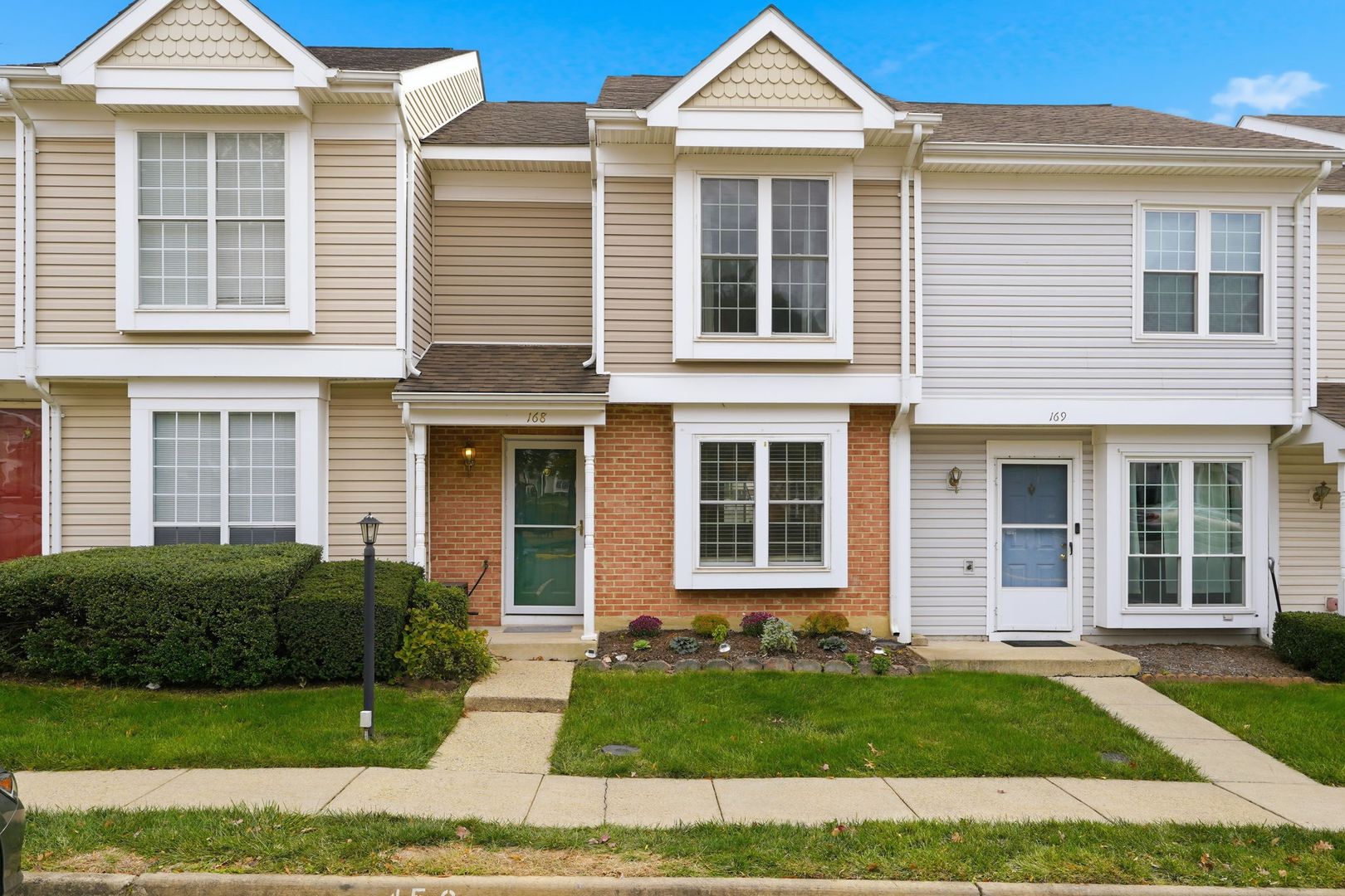 Sterling Townhome: 168 Edinburgh Square