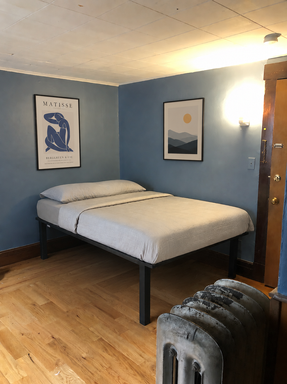 ALL UTILITIES AND WIFI INCLUDED! Large single Bedroom. Dishware, paper products and housekeeping included! – photo 1
