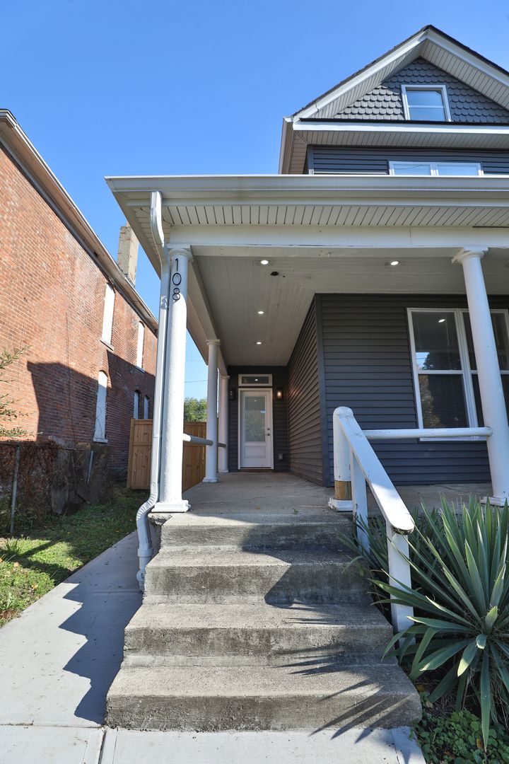 Columbus House: 108 Hawkes