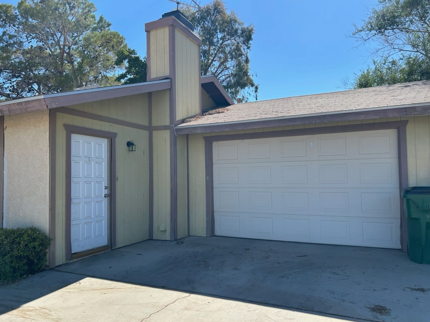 Ridgecrest Apartment: 912 W. Graaf Ave.