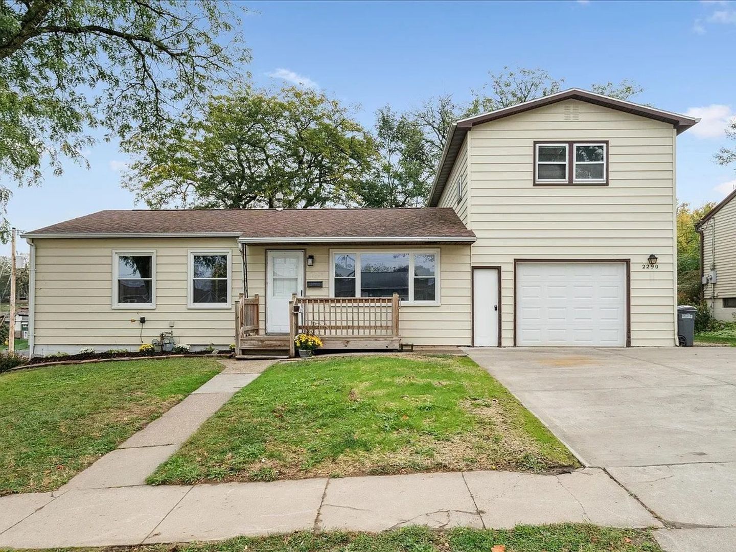 Dubuque House: 2290 Theda St