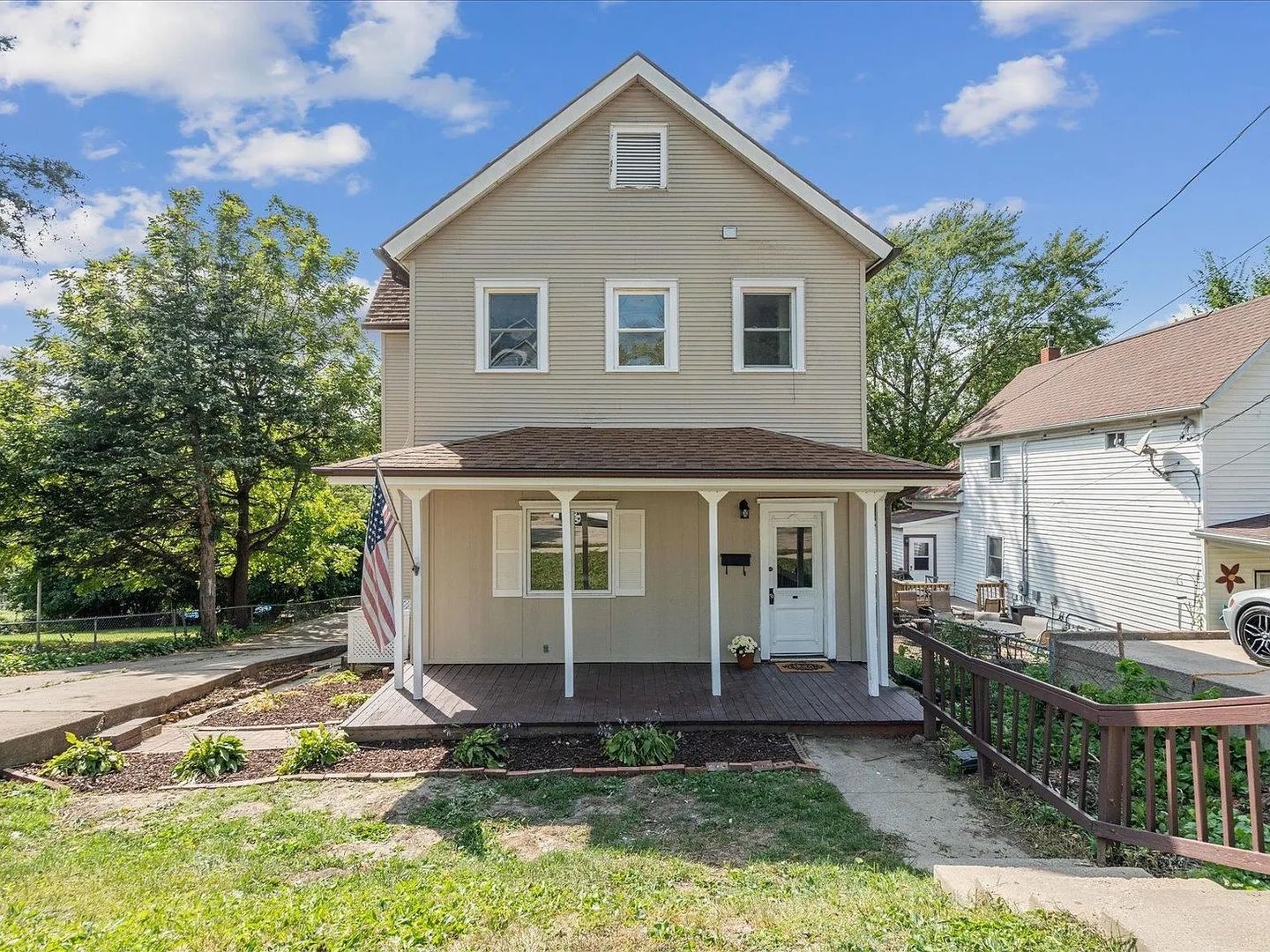 Dubuque House: 1735 Wood St