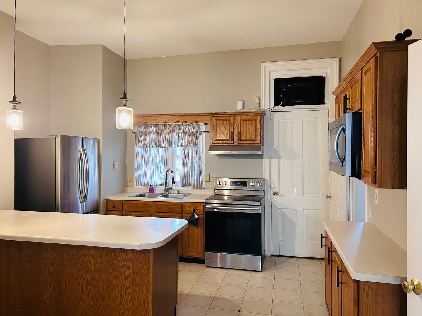 Dubuque Apartment: 1737 Madison St