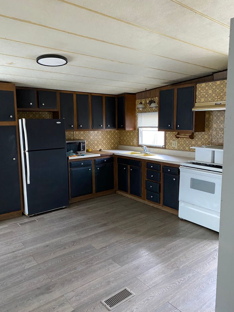 Dubuque Apartment: 16945 Rooster Ln