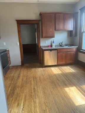 3 Bed 1.5 Bath Rental at 744-2 Nevada St, Dubuque, IA – photo 1