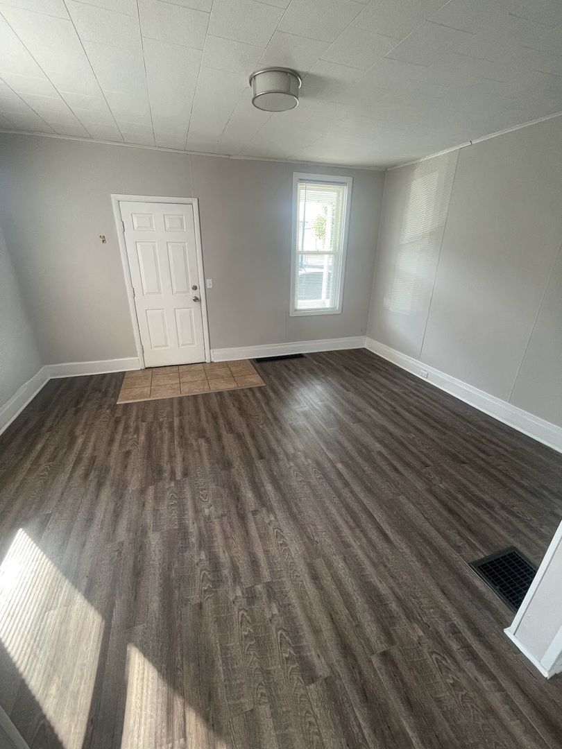 Tyrone Apartment: 1462-1464 Logan Avenue