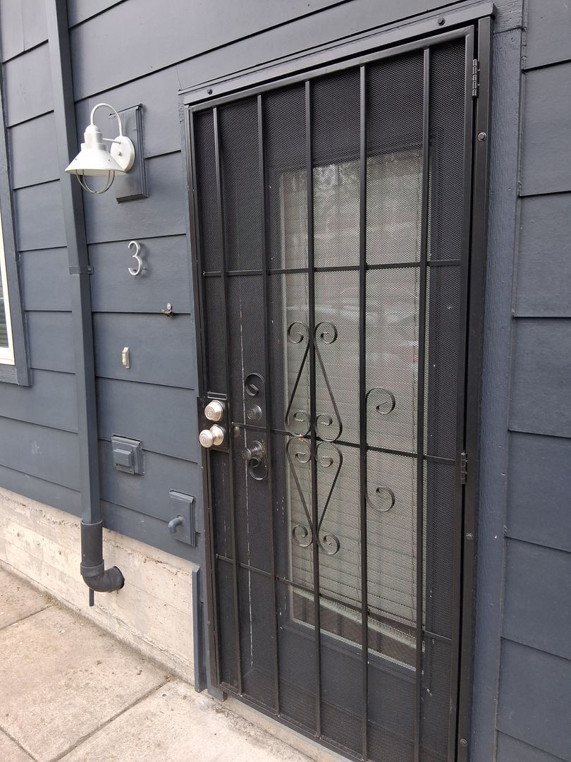 Portland Apartment: 1607 NW Davis St.