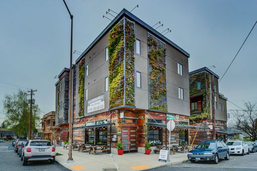Spacious, Bright, and Walkable One Bedroom Unit at the Woodlawn at Dekum Triangle – photo 1