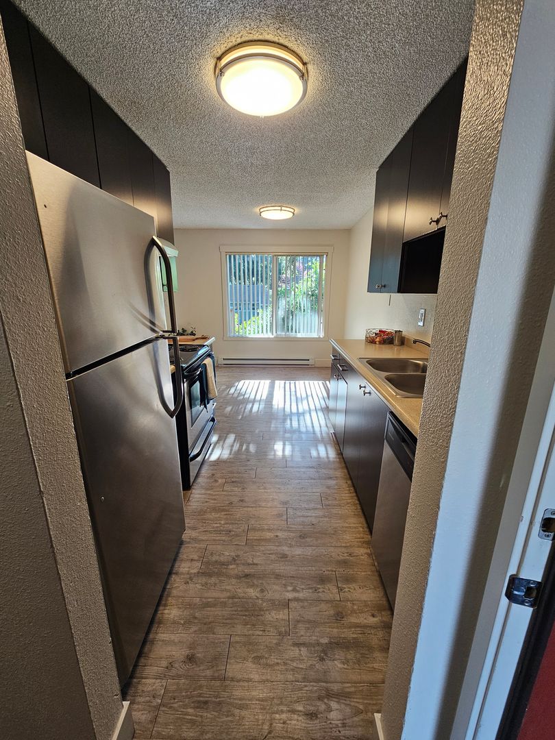 Portland Apartment: 1820 NE 104th Ave