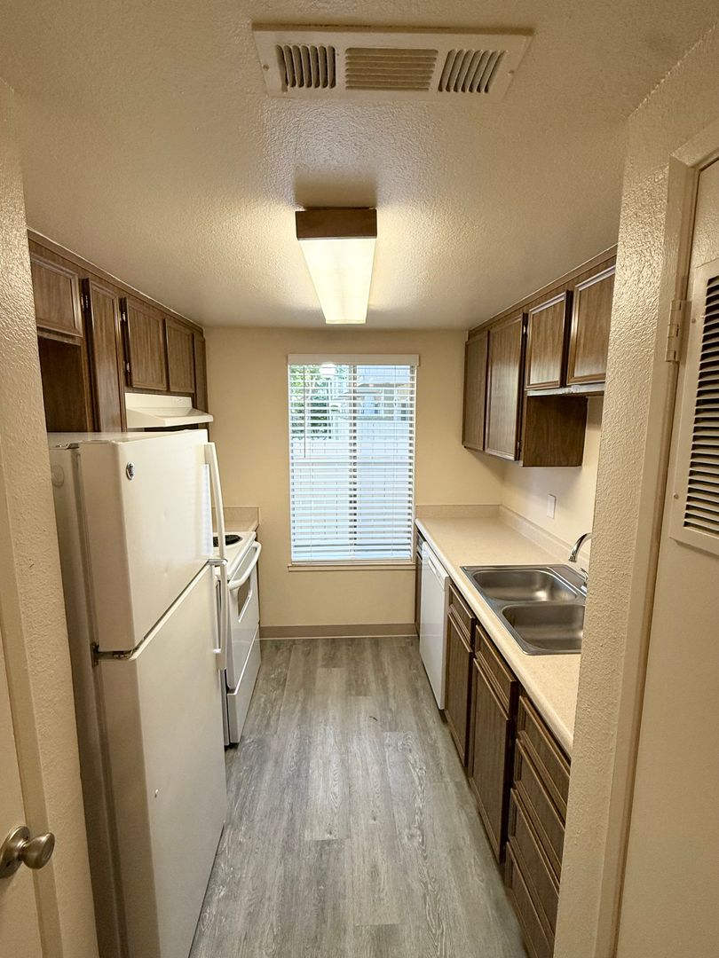 Clovis Apartment: 400 West Gettysburg Avenue
