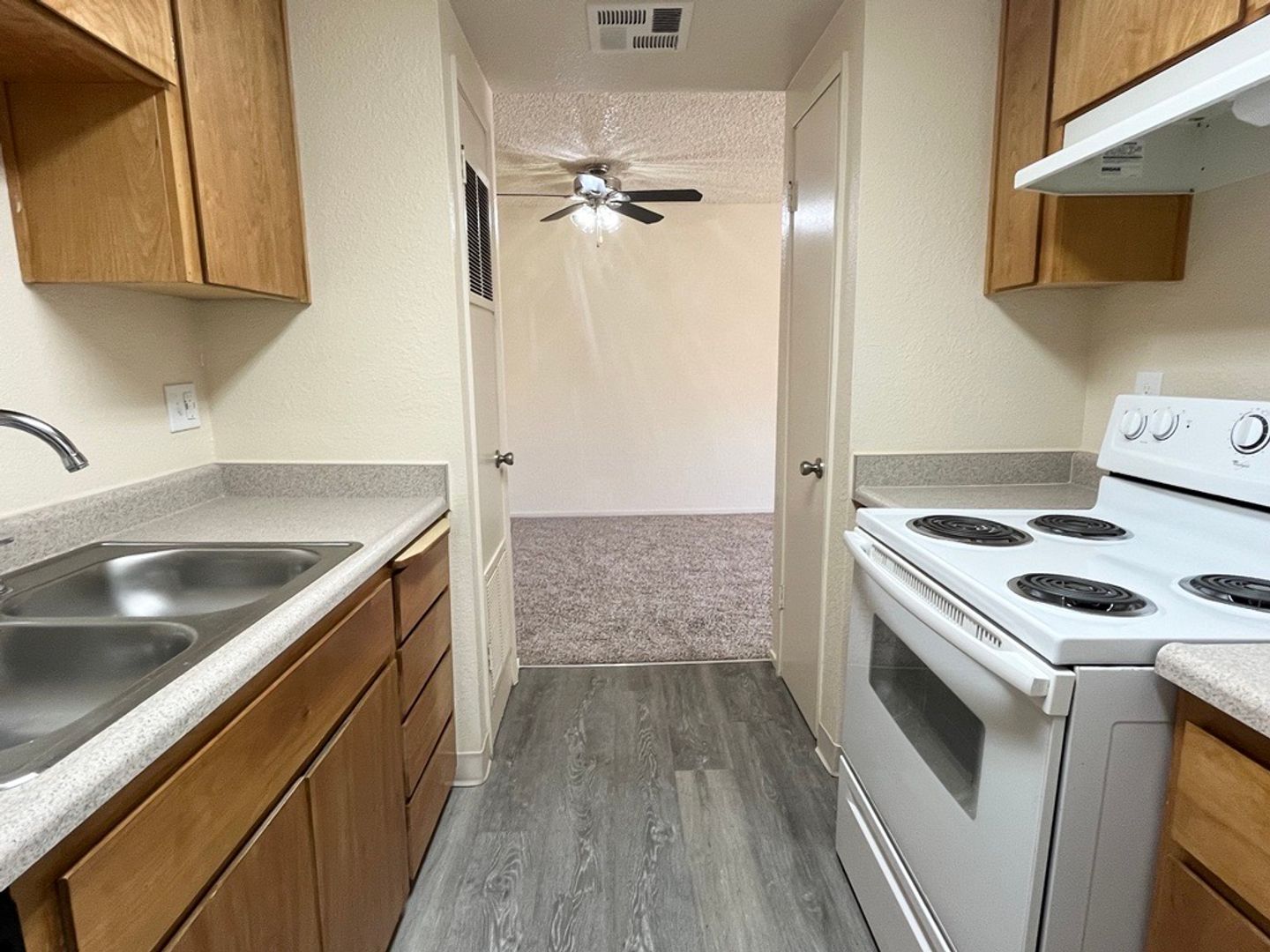 Clovis Apartment: 400 West Gettysburg Avenue