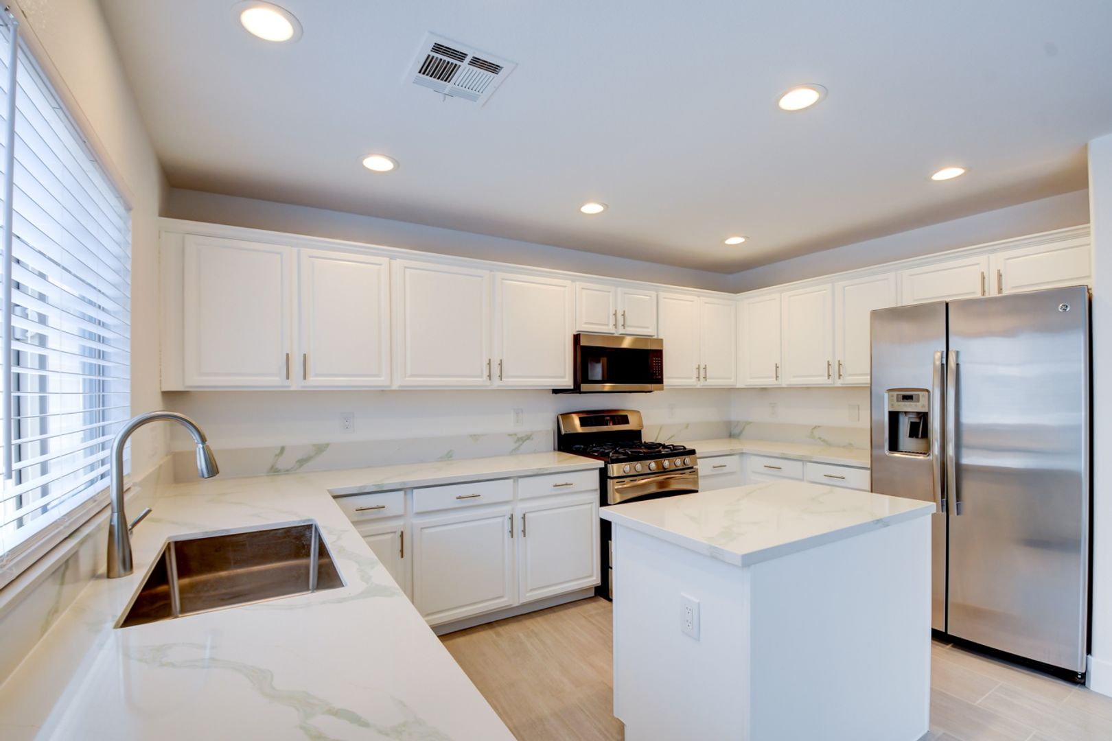 Gorgeous 3 bedroom 2.5 bathroom Townhome conveniently located in the heart of Henderson.