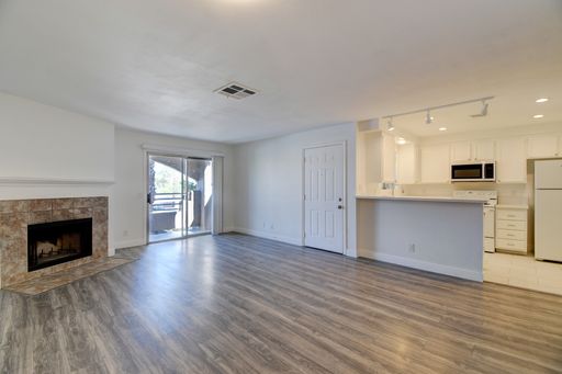 Renovated 2BR/2BA Condo w/ Fireplace, Balcony & In-Unit Laundry — Sunset Bay – photo 1