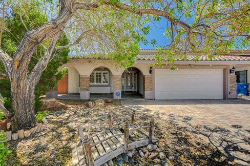 Gorgeous Fully Furnished 4BR/3BA Home in Spring Valley! – photo 1