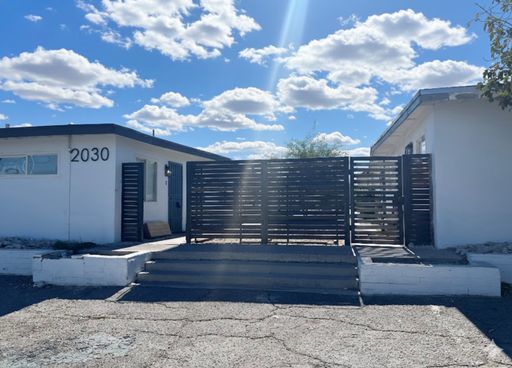 2 Bedroom 1 Bath Gated Courtyard Living with Easy Freeway Access – photo 1