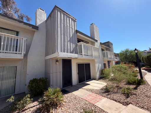 Charming 3 BR, 2.5 BA Townhouse in Las Vegas near the Wynn Golf Course! – photo 1