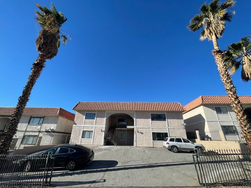 3 BEDROOM 2 BATH, DOWNSTAIRS UNIT, NO CARPET, WITH WASHER AND DRYER, NEAR NELLIS AFB! – photo 1