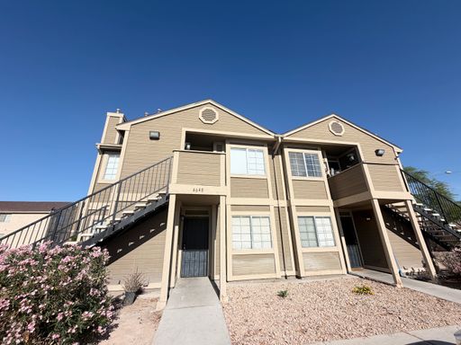 Updated 2 Bed apartment in Gated Community with Fireplace – photo 1